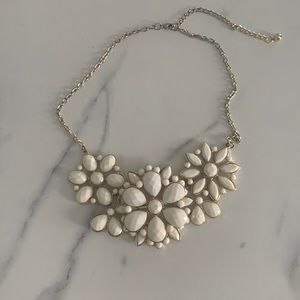 Statement necklace floral off white